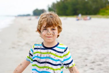 okyanus plaj üzerinde çalışan küçük çocuk çocuk