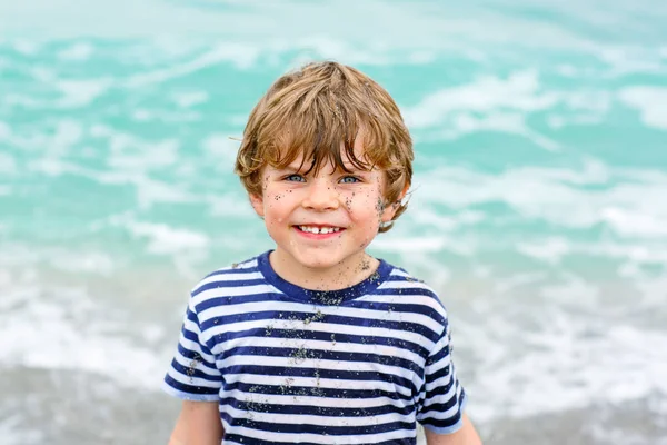 运行在海洋沙滩上的小小孩男孩 — 图库照片