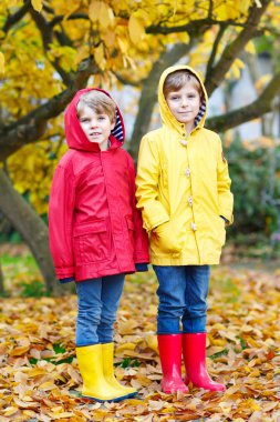Çocuklar çocuklar sonbahar park renkli elbise ve iki küçük arkadaşlarım.