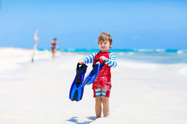 Kleiner blonder Junge hat Spaß am tropischen Strand der Malediven — Stockfoto