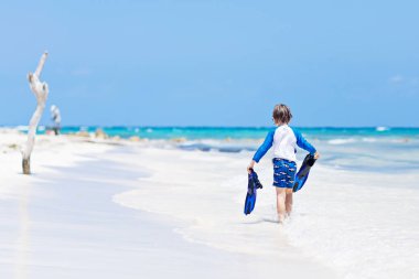 küçük sarışın çocuk çocuk tropikal Maldivler plaj üzerinde eğleniyor