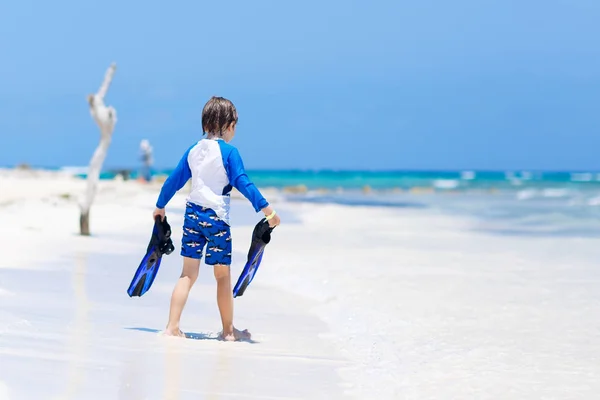 Piccolo ragazzo biondo che si diverte sulla spiaggia tropicale delle Maldive — Foto Stock