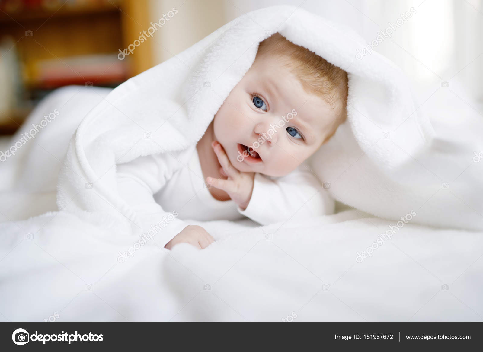Bebe Fille Portant Une Serviette Blanche Ou Overal Hiver Dans La Chambre Blanche Ensoleillee Image Libre De Droit Par Romrodinka C Bebe Fille Portant Une Serviette Blanche Ou Overal Hiver Dans La Chambre Blanche Ensoleillee Image Libre De Droit Par Romrodinka C