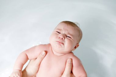 Şirin bebek çocuk alarak banyo ağlıyor. Kız mı erkek gözyaşları ile