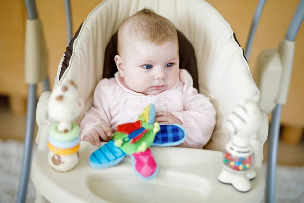 Bonito bebê recém-nascido adorável sentado em swing — Fotografia de Stock