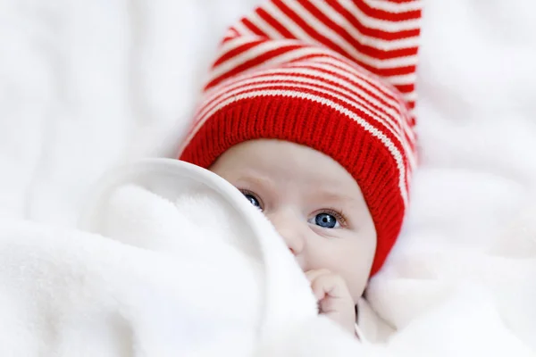 Lindo niño adorable bebé con gorra de invierno de Navidad sobre fondo blanco — Foto de Stock