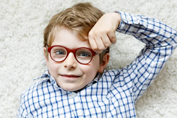 Ritratto ravvicinato del bambino biondo con gli occhiali marroni — Foto Stock