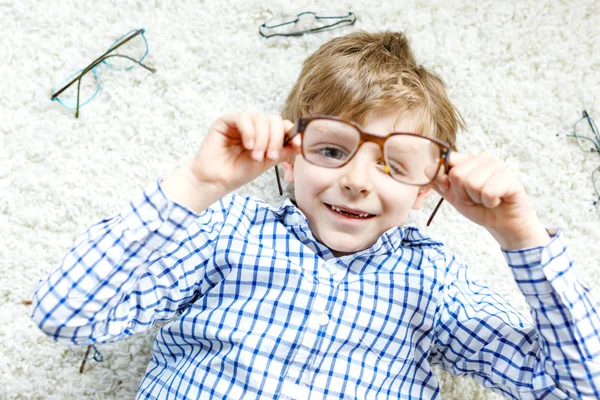 Küçük sarışın çocuk çocuk kahverengi gözlük ile yakın çekim portre — Stok fotoğraf