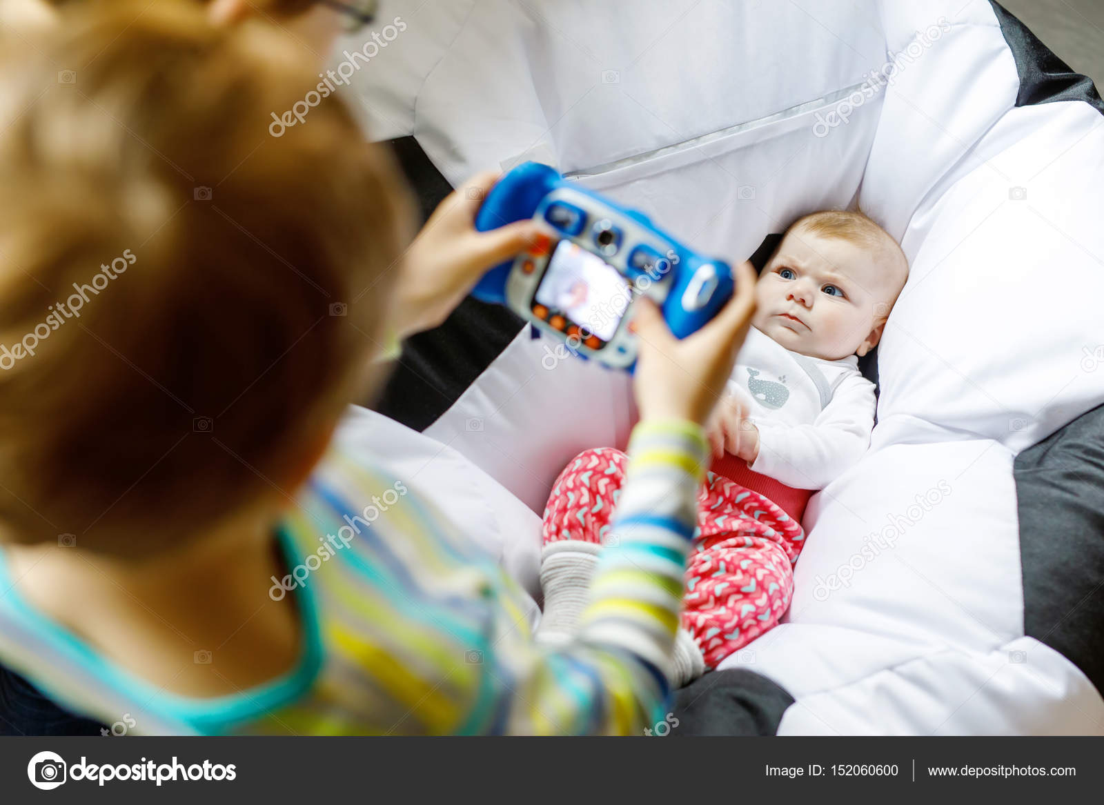 2 人の兄弟の子供の男の子かわいい女の赤ちゃんのおもちゃのカメラで写真