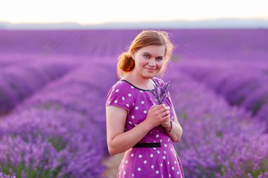 Lavanta alanları, romantik kadın tatil Provence sahip,
