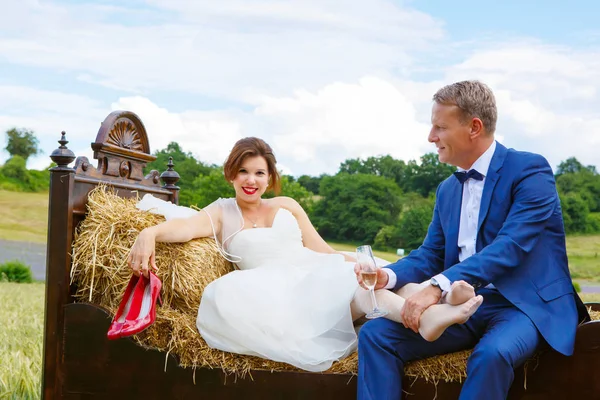 Happy wedding couple in wheat field — Stock Photo, Image