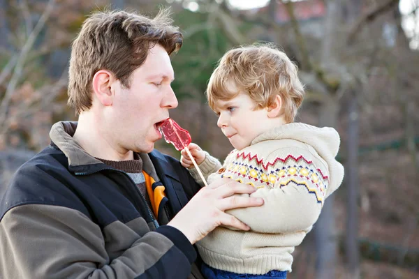 Pappa och lilla son i park eller skogen, utomhus. — Stockfoto