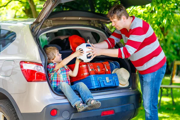Mały chłopiec dziecko i ojca przed wyjazdem na wakacje samochód — Zdjęcie stockowe