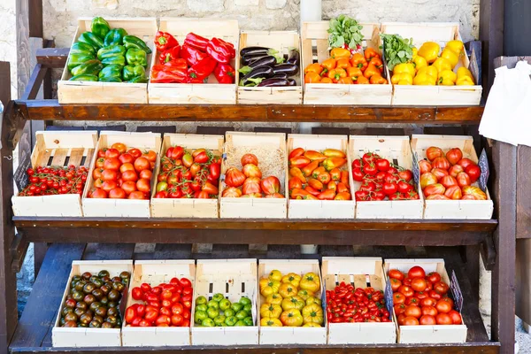 Organický čerstvá rajčata ze středomořských farmářský trh v přístavu — Stock fotografie