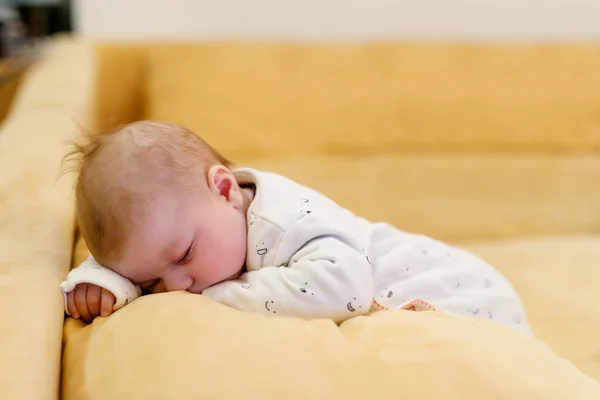Πορτρέτο του χαριτωμένο αξιολάτρευτο μωρό νεογέννητο παιδί στον ύπνο — Φωτογραφία Αρχείου