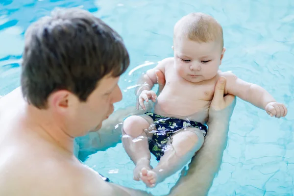Felice padre di mezza età nuotare con carino adorabile bambino in piscina . — Foto Stock