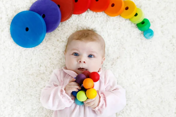 カラフルな木製ガラガラおもちゃで遊ぶかわいい赤ちゃん女の子 — ストック写真