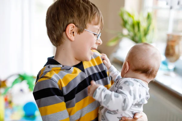 Niño pequeño feliz con bebé recién nacido hermana niña —  Fotos de Stock