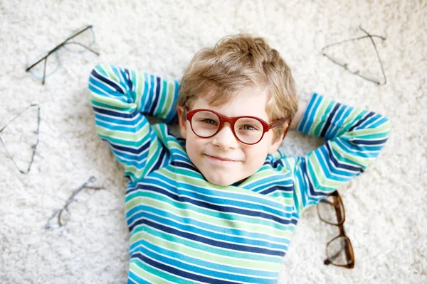 Nahaufnahme Porträt eines kleinen blonden Jungen mit brauner Brille — Stockfoto
