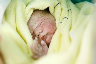 Yeni doğan bebek çocuk saniye ve doğum havlu sarılı sonra dakika