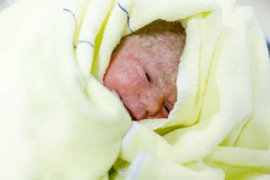 Yeni doğan bebek çocuk saniye ve doğum havlu sarılı sonra dakika