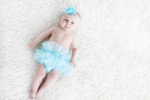 Adorável bebê menina no fundo branco vestindo turquesa tutu saia. — Fotografia de Stock