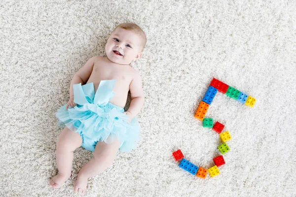 Adorable niña sobre fondo blanco con falda tutú turquesa. —  Fotos de Stock