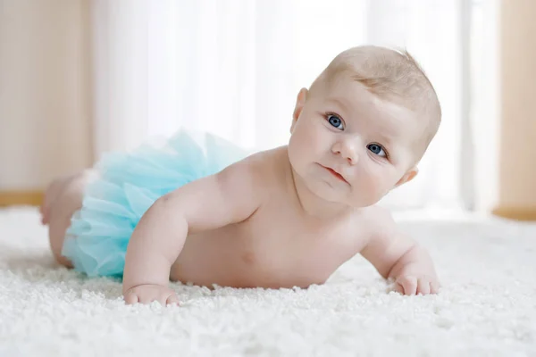흰 바탕에 청록색 치마를 입고 있는 사랑 스러운 여자 아기. — 스톡 사진