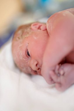 Yeni doğan bebek çocuk saniye ve havlu üzerinde yalan doğumdan sonra dakika