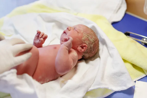 Newborn child seconds and minutes after birth. Check up — Stock Photo, Image