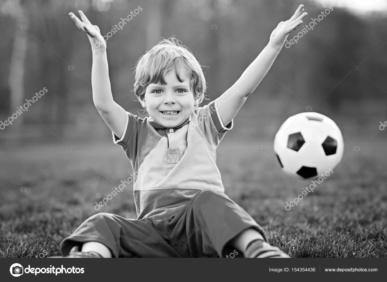 4 場 屋外のサッカーとサッカーの小さなかわいい子供男の子 ストック写真 C Romrodinka