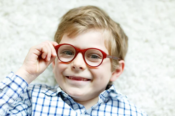 Närbild porträtt av lilla blonda barn pojke med brun glasögon — Stockfoto