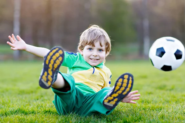 Liten söt unge pojke 4 spelar fotboll med fotboll på fältet, Utomhus — Stockfoto