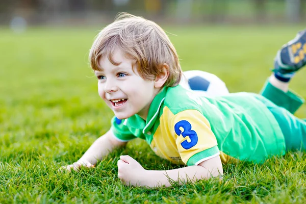 Little cute kid boy of 4 playing soccer with football on field, outdoors — Stock Photo, Image