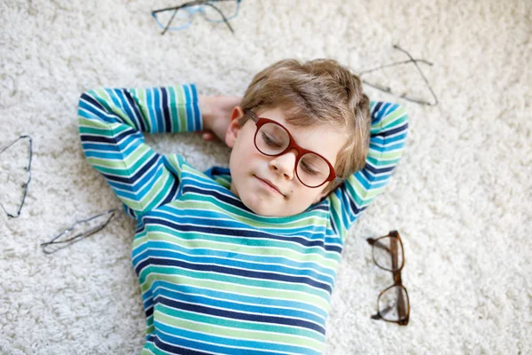 Close-up retrato de menino pequeno loiro com óculos castanhos — Fotografia de Stock