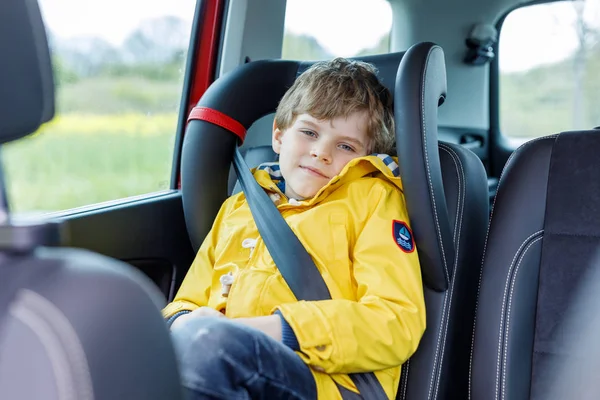 Tired preschool kid boy sitting in car during traffic jam — Stock Photo, Image