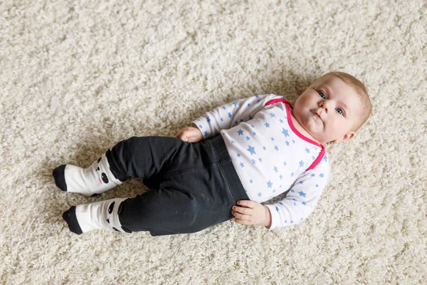 Portret van schattig pasgeboren baby kind — Stockfoto