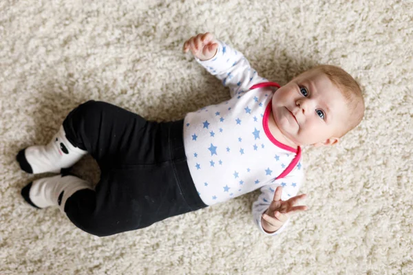 Portret van schattig pasgeboren baby kind — Stockfoto