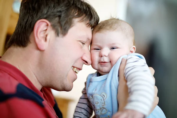 Ευτυχισμένος περήφανος νεαρός πατέρας με νεογέννητο μωρό κόρη, οικογενειακό πορτρέτο μαζί — Φωτογραφία Αρχείου