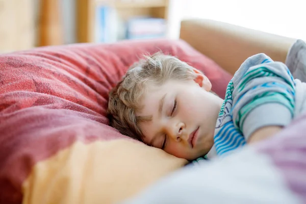 Маленький грустный мальчик из детского сада спит. Уставший школьник отдыхает после уроков . — стоковое фото