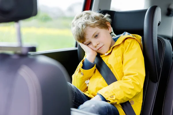 Menino pré-escolar cansado sentado no carro durante o engarrafamento — Fotografia de Stock