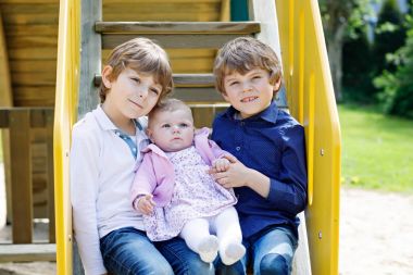 Yeni doğan bebek kız, sevimli kız kardeşi ile iki küçük çocuk mutlu çocuk.