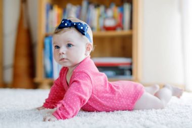 5 ay kapalı evde küçük minik bebek kız portresi