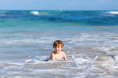 ocean Beach Florida eğleniyor küçük sarışın çocuk çocuk