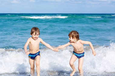 Ocean beach Florida üzerinde çalışan iki çocuk çocuklar