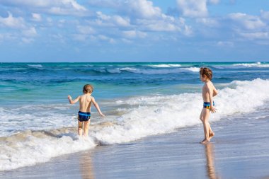 Ocean beach Florida üzerinde çalışan iki çocuk çocuklar