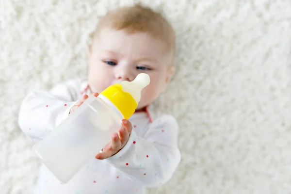 Schattig schattig ewborn baby meisje met borstvoeding fles en drinken formule melk — Stockfoto