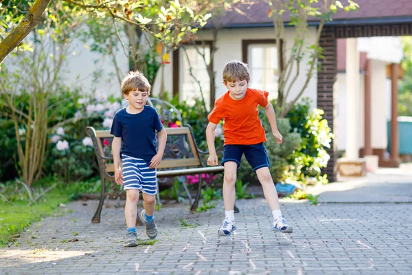 Dos niños de la escuela y preescolar jugando a la rayuela en el patio de recreo —  Fotos de Stock
