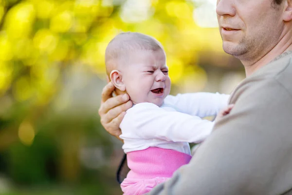 Primer plano de padre joven cansado con niña llorando . —  Fotos de Stock