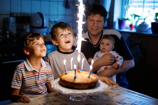 Little kid boy and family, father, brother and baby sister celebrating birthday — Stock Photo, Image